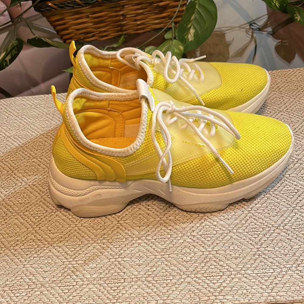 La Sheelah sneakers yellow size 7